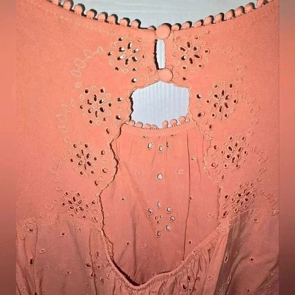 Torrid Abbey Challis Eyelit Back Cutout Top  Summer Peach Lightweight 2X - Picture 8 of 10